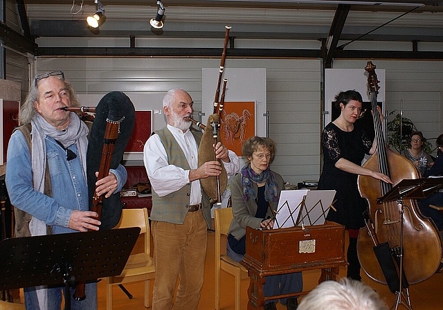 Sackstarke Volksmusik: Kurt von Rohr, Peter Schnitzler mit Sackpfeifen, Ursula Dill, Missionsharmonium, und Céline Shuler, Bassgeige. Foto: Jürg Jeanloz