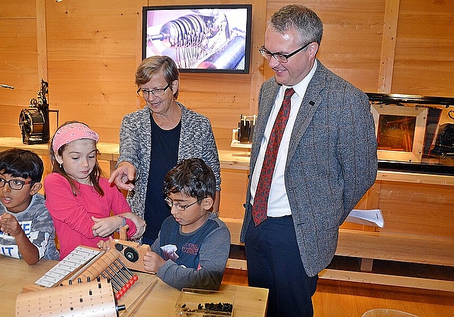 Gloggomobil geschafft: Batur, Lucrezia und Barish zeigen Schulleiterin Regula Meschberger und Landammann Remo Ankli, wie sie «Alli myni Äntli» richtig auf die Walze gesteckt und zum Klingen gebracht haben. Foto: Roland Bürki