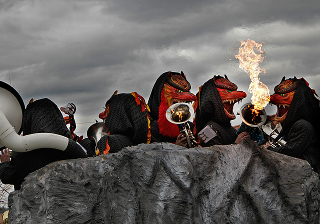 In Nuglar, hoch auf dem dunklen Wagen: Die Drachen der Schwarzbuebe-Schränzer speien sogar Feuer.   Fotos: Martin Staub
