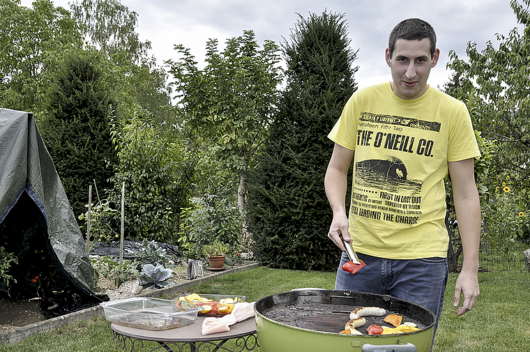 Er hats im Blut: Jonas Walther grilliert im Garten seines Elternhauses in Aesch.  Foto: Isabelle Hitz