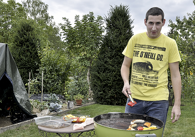 Er hats im Blut: Jonas Walther grilliert im Garten seines Elternhauses in Aesch.  Foto: Isabelle Hitz