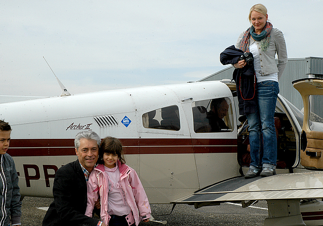 Einmaliges Erlebnis: Toni Huwyler, Präsident der Motorfluggruppe Basel, verhilft Kindern zu einem Tag, der allen in Erinnerung bleibt. Foto: BEA