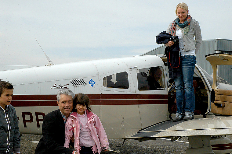 Einmaliges Erlebnis: Toni Huwyler, Präsident der Motorfluggruppe Basel, verhilft Kindern zu einem Tag, der allen in Erinnerung bleibt. Foto: BEA