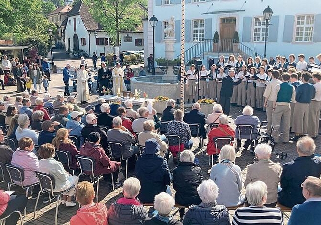 Arlesheim: Bei wunderbarem Frühlingswetter fanden sich am Donnerstagmorgen zahlreiche Kirchgängerinnen und Kirchgänger zum ökumenischen Gottesdienst auf dem Dorfplatz ein; dieser wurde festlich umrahmt von der Musikgesellschaft Arlesheim sowie ei