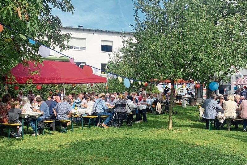 Volle Tische: Das Fest zog unzählige Besuchende an. Fotos: Léonie Müller-Haller