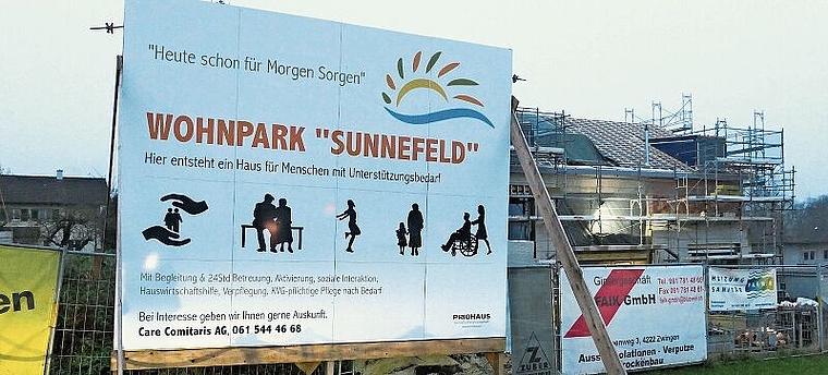 Das Bauplakat des entstehenden «Wohnpark Sunnefeld»: Am letzten Donnerstag wurde Aufrichte gefeiert. Bezugsbereit soll der Bau im Juli 2022 sein. Foto: Niklaus Starck