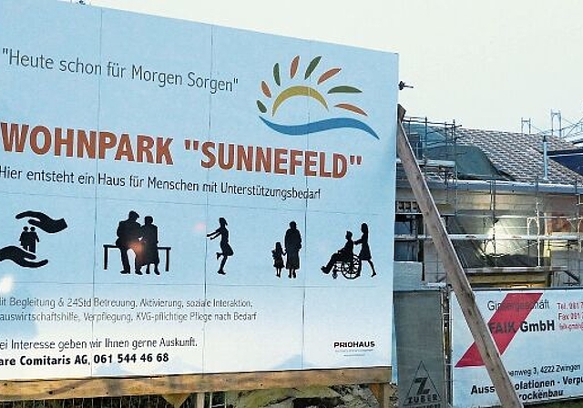 Das Bauplakat des entstehenden «Wohnpark Sunnefeld»: Am letzten Donnerstag wurde Aufrichte gefeiert. Bezugsbereit soll der Bau im Juli 2022 sein. Foto: Niklaus Starck