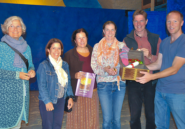 Wertschätzung für grosses Engagement: Andreas Vettiger (r.) von der Märchenstiftung Mutabor übergibt den Organisatoren des Märlifests den Schweizerischen Märchenpreis.  Foto: Isabelle Hitz