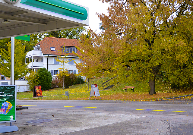 Möglicher Standort: Ein Neubau für die Dornacher Gemeindeverwaltung gegenüber der BP-Tankstelle wurde geprüft.  Foto: Fabia Maieroni