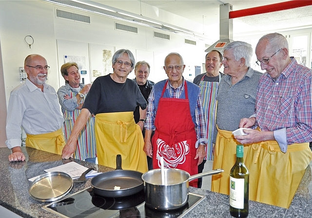 Mit Freude am Werk: «D Gniesser» mit Präsident Albert Kappeler (l.) sind bereit, sich ein feines Menü zu kochen.