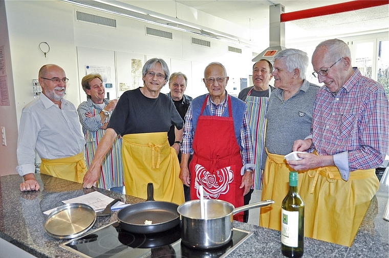 Mit Freude am Werk: «D Gniesser» mit Präsident Albert Kappeler (l.) sind bereit, sich ein feines Menü zu kochen.