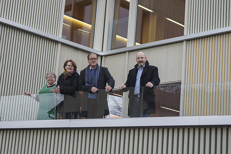 Auf der Terrasse des Neubaus: Schulleiterin Salome Zumbrunn (2. v. l.) freut sich mit Gemeindepräsident Giorgio Lüthi und Roger Stöcklin (r.) von der Bauverwaltung über den gelungenen Holzbau.