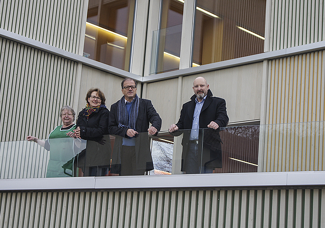 Auf der Terrasse des Neubaus: Schulleiterin Salome Zumbrunn (2. v. l.) freut sich mit Gemeindepräsident Giorgio Lüthi und Roger Stöcklin (r.) von der Bauverwaltung über den gelungenen Holzbau.