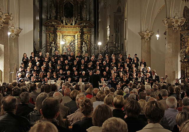 Randvoll: Die imposante Kulisse dieses Konzertabends in der Basilika Mariastein.  Foto: Martin Staub