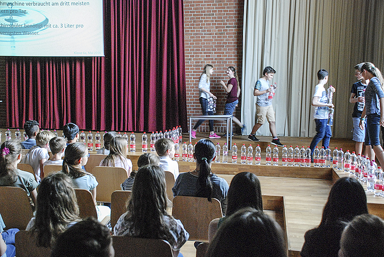 Eindrückliches Beispiel: Die Klasse 6 A veranschaulichte mit Wasserflaschen den durchschnittlichen Trinkwasserverbrauch pro Tag.  Foto: Thomas Brunnschweiler