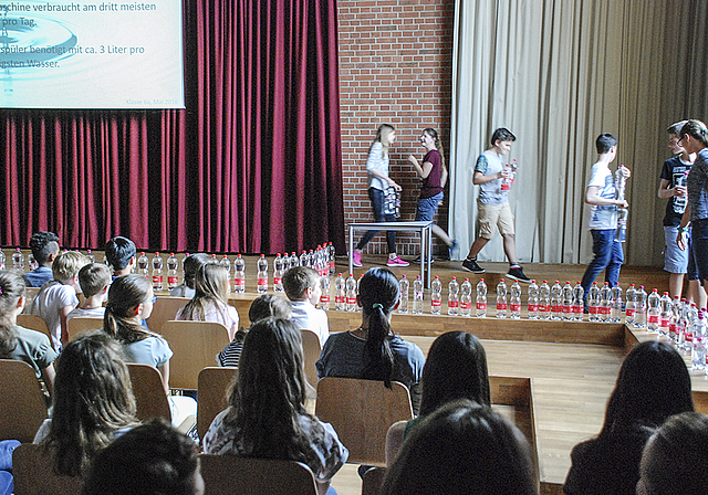 Eindrückliches Beispiel: Die Klasse 6 A veranschaulichte mit Wasserflaschen den durchschnittlichen Trinkwasserverbrauch pro Tag.  Foto: Thomas Brunnschweiler