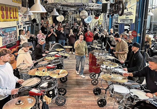 Der letzte Schliff fürs Charivari: die Schlössli-Schränzer bei der letzten Probe in ihrem Probelokal in Dornach. Foto: Nicolas Blust