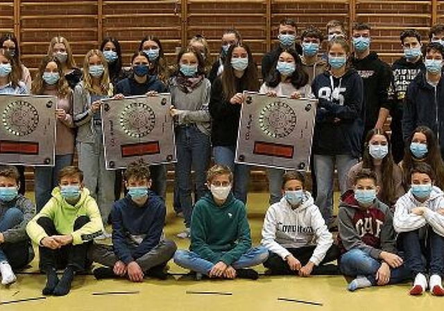 Masken und Ampeln: Die Schülerinnen und Schüler der MINT-Klassen und der Klasse 1Pe haben 46 CO2-Messgeräte für den Kampf gegen Corona konstruiert. Foto: zVG