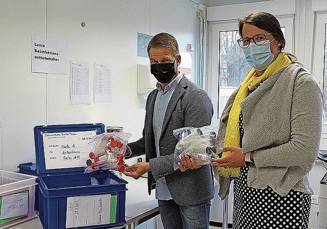 Für den «Pool»-Test: Co-Schulleiterin Manuela Noser und Lehrer Paolo Filipuzzi legen die Röhrchen in die Sammelkiste. Foto: Tobias Gfeller