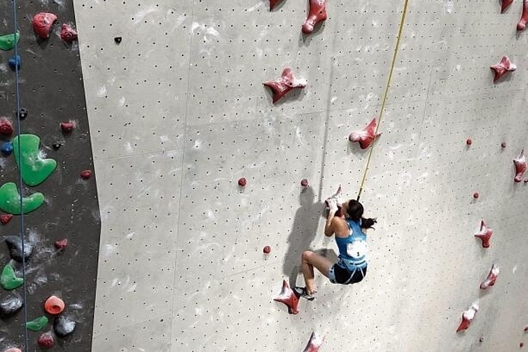 Schweizer Meisterin im Speedklettern: In 10,9 Sekunden überwindet die 14-Jährige die 15 Meter hohe Wand. Foto: zVg