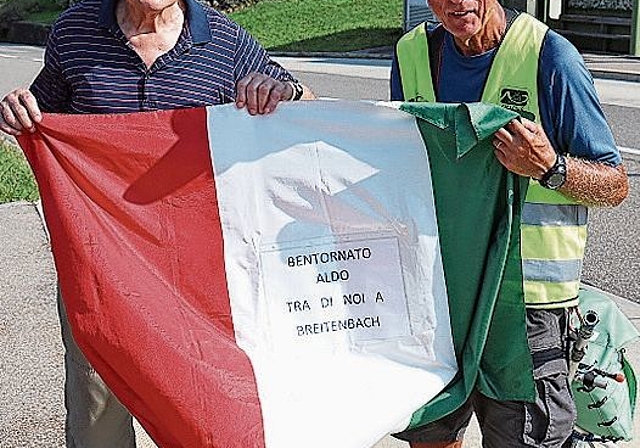 Willkommensgruss: Aldo Daici (r.) wird von Luigi Del Fabbro, dem letzten in Breitenbach lebenden Artenieso begrüsst. 
