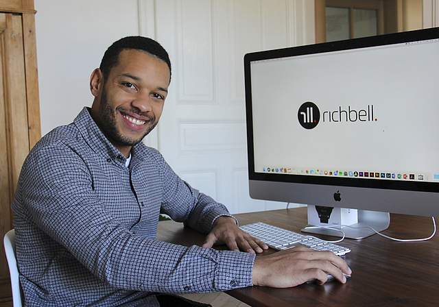 Stabhochsprunganlage mit Bürostuhl getauscht: Marquis Richards an seinem Arbeitsplatz.  Foto: Tobias Gfeller