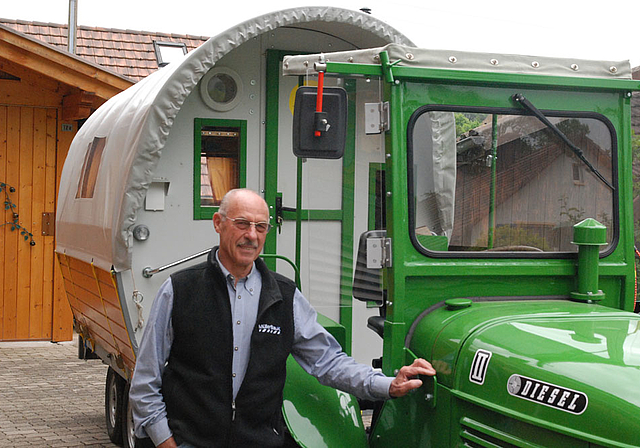 Abenteuerlustig: Heinz Marauschek vor seinem Steyr 180 und dem selbstgebauten Planwagen.   Foto: Melanie Brêchet