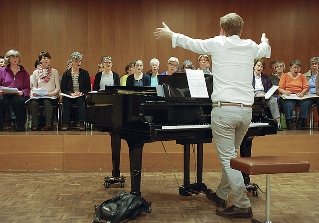 Hat den Bacchanal Chor gut im Griff: Stephen Delaney, musikalischer Leiter am Theater Basel. Foto: Thomas Brunnschweiler