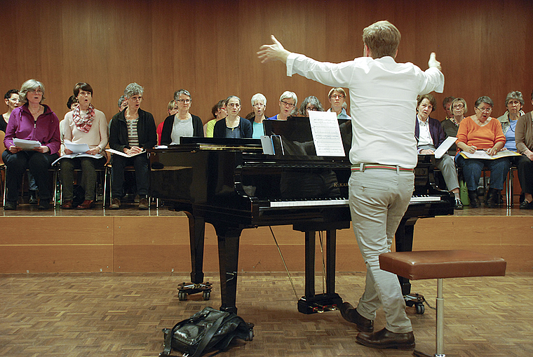 Hat den Bacchanal Chor gut im Griff: Stephen Delaney, musikalischer Leiter am Theater Basel. Foto: Thomas Brunnschweiler