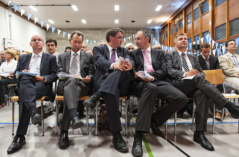 Vier Elefanten und ihr Dompteur (v. l.): Podiumsleiter Philipp Hammel, Philipp Müller (FDP), Christian Levrat (SP), Christoph Darbellay (CVP) und Toni Brunner (SVP) warten auf ihren Auftritt.  Foto: AZ Medien/Roland Schmid