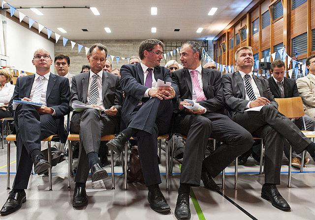 Vier Elefanten und ihr Dompteur (v. l.): Podiumsleiter Philipp Hammel, Philipp Müller (FDP), Christian Levrat (SP), Christoph Darbellay (CVP) und Toni Brunner (SVP) warten auf ihren Auftritt.  Foto: AZ Medien/Roland Schmid