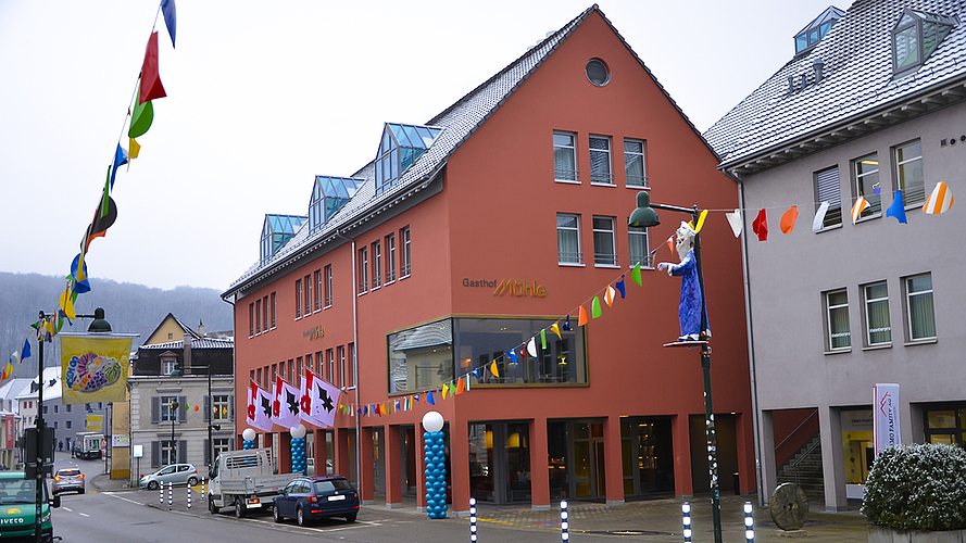 Roter Anstrich: Die «Mühle» fällt auf und beflügelt fasnächtliche Fantasien. Foto: Thomas Kramer