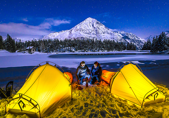 Abenteuer: Für ihre Naturshow scheuten Martin Mägli und Tobias Ryser keinen Aufwand und verbrachten ganze Nächte unter freiem Himmel — hier am Arnisee in den Urner Alpen auf 1368 m. ü. M.  Foto: ZVG