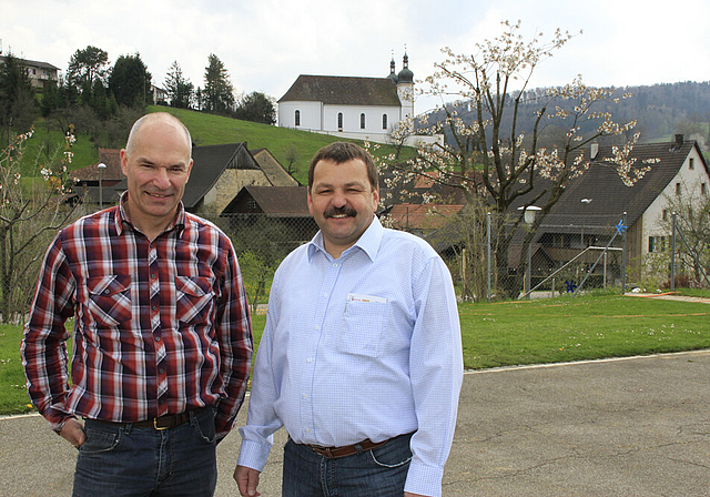 Kleine Pause beim Aufbau: Martin Vögtli, OK Präsident (l.), und Martin Vogel, OK-Vizepräsident, vor Seewens Wahrzeichen.  Foto: Martin Staub