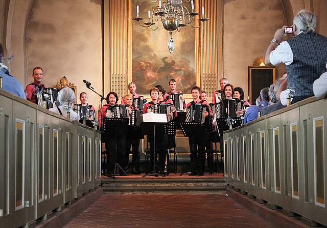 Auftritt in der Kungsängens Kyrka: Das Akkordeon-Orchester Aesch lässt am diesjährigen Gala-Abend seine Reise in den hohen Norden Revue passieren.  Foto: ZVG