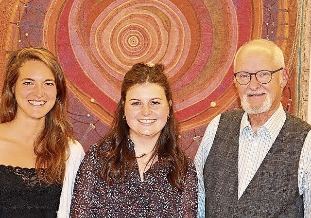 Überzeugt, dass soziales Engagement erfüllt und bereichert: die beiden Gesprächspartner Janine Eggs (l.) und Hanspeter Ruesch mit Moderatorin Olivia Meier. Foto: Benedikt Kaiser