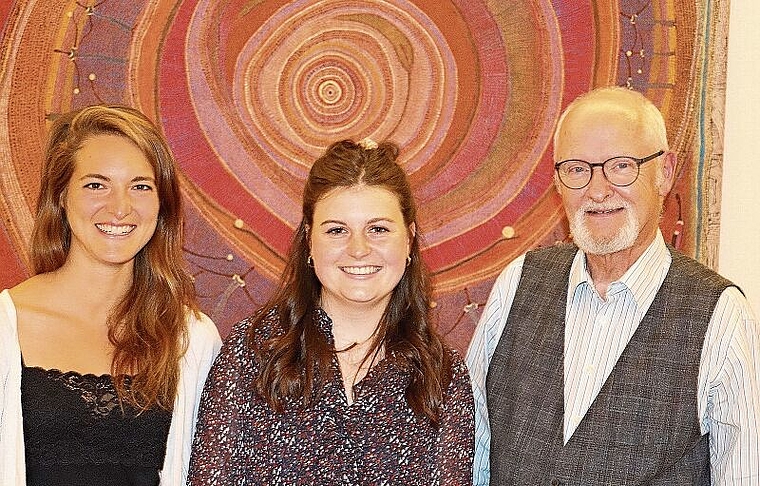 Überzeugt, dass soziales Engagement erfüllt und bereichert: die beiden Gesprächspartner Janine Eggs (l.) und Hanspeter Ruesch mit Moderatorin Olivia Meier. Foto: Benedikt Kaiser