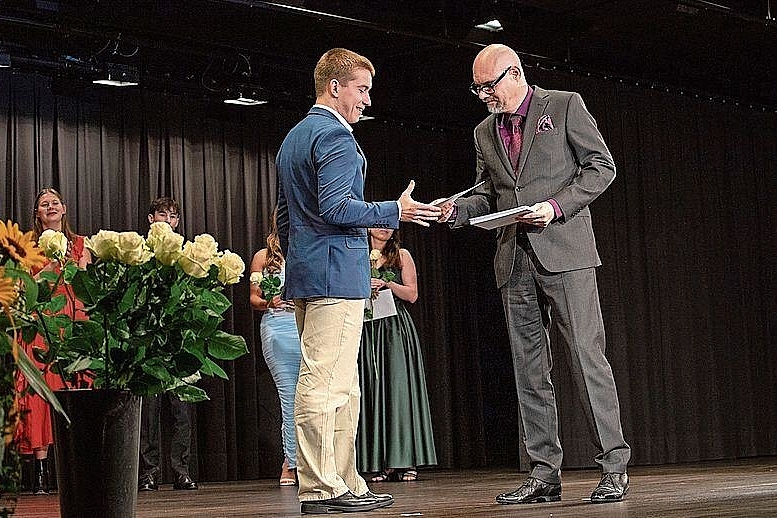 Wichtigster Moment: Klassenlehrer Ronald Korak übergibt das Maturitätszeugnis.