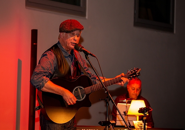 <em>Florian Schneider: </em>Der Sänger brachte dem Publikum das poetische Baselbiet in den schönsten Tönen näher. Foto: Martin Staub