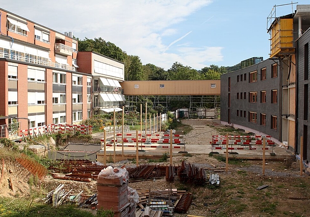 Gegensätze: Der im dunklen Schiefer gehaltene Südtrakt (Neubau) steht dem Mitteltrakt aus dem Jahr 1966 gegenüber.  Foto: ZVG