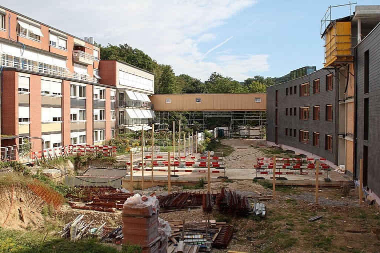 Gegensätze: Der im dunklen Schiefer gehaltene Südtrakt (Neubau) steht dem Mitteltrakt aus dem Jahr 1966 gegenüber.  Foto: ZVG