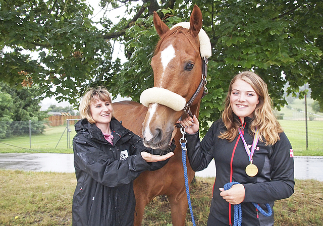 Gruppenbild mit Pferd: Fiona Meier mit ihrem Fuchs Popeye Wijngaardh und Vereinspräsidentin Gaby Wenger.  Foto: Tobias Gefeller