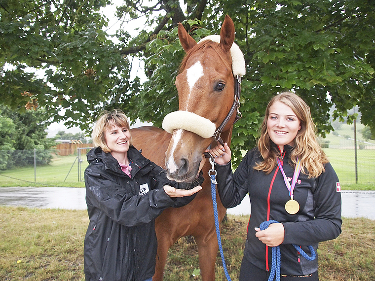 Gruppenbild mit Pferd: Fiona Meier mit ihrem Fuchs Popeye Wijngaardh und Vereinspräsidentin Gaby Wenger.  Foto: Tobias Gefeller