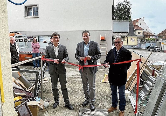 Griffen zur Schere: von links, Daniel Urech, Gemeindepräsident, Thomas Hammann, Verwaltungsleiter, Daniel Müller, Vizegemeindepräsident (Umbaupräsident). Foto: zVg