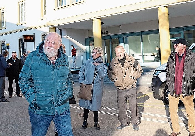 Vor dem Kantonsgerichts: Die Gruppe Pro Spital Laufen war gemeinsam nach Liestal gereist, um die Gerichtsverhandlung zu verfolgen. Foto: Gaby Walther