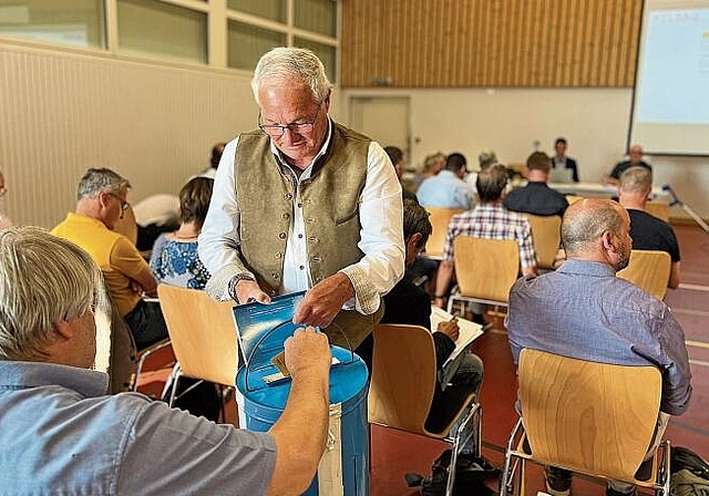 Urnenwahl: Josef Christ sammelt die Stimmen ein. Das Ergebnis: Er, Germann Wiggli und Daniel Haussener wurden als Verwaltungsräte abgewählt. Foto: Bea Asper