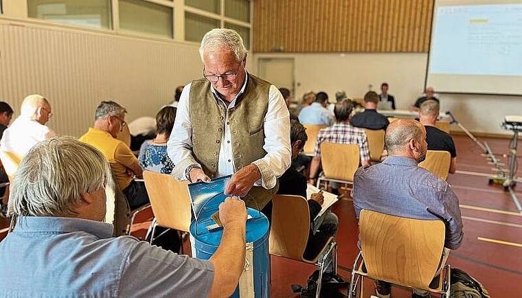 Urnenwahl: Josef Christ sammelt die Stimmen ein. Das Ergebnis: Er, Germann Wiggli und Daniel Haussener wurden als Verwaltungsräte abgewählt. Foto: Bea Asper