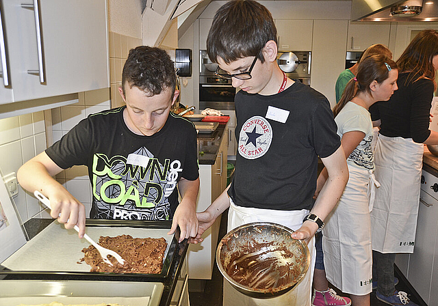 Süsse Köstlichkeit: Der Brownies-Teig stösst auch schon vor dem Backen auf grosses Interesse … Foto: Jay Altenbach