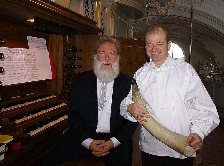 Zwei Meister ihres Fachs: Organist Wolfgang Sieber und Heinz della Torre mit Kuhhorn. Foto: Jürg Jeanloz