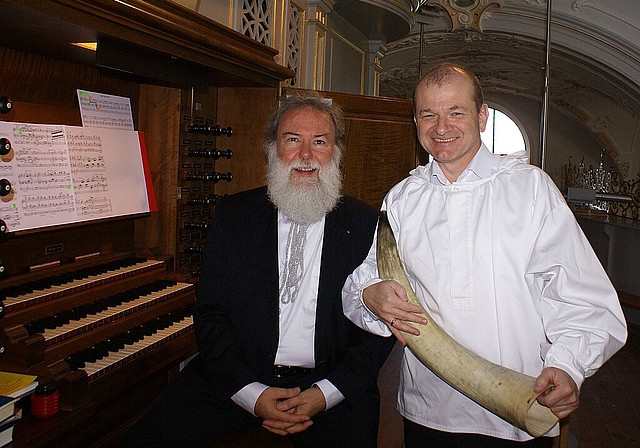 Zwei Meister ihres Fachs: Organist Wolfgang Sieber und Heinz della Torre mit Kuhhorn. Foto: Jürg Jeanloz